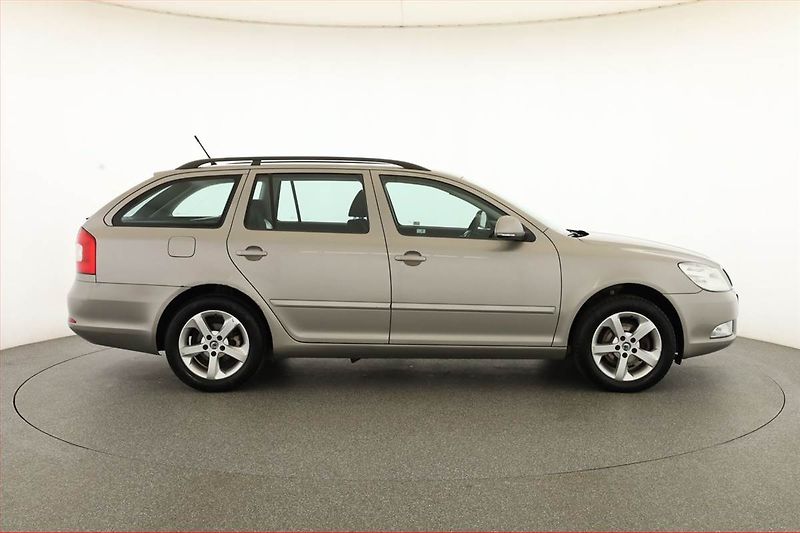 Škoda Octavia (2011) 1.6 TDI, Serv.kniha, Tempomat - fotka 6 z 15