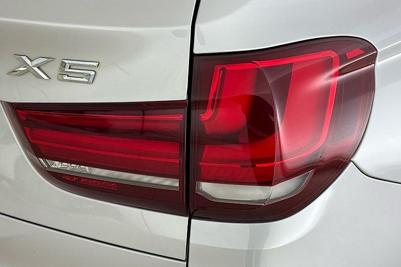 BMW X5 xDrive40d - fotka 5 z 25
