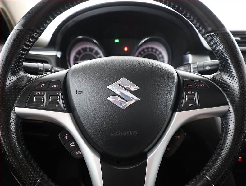 Suzuki Kizashi (2012) 2.4 VVT, 4X4, Automat - fotka 8 z 15