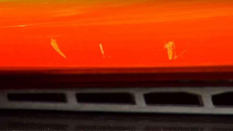 Oslík si možná oranžový McLaren spletl s mrkví...