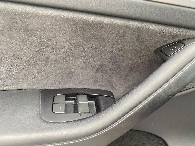 Tesla Model Y (2023) LR Long Range 2023 - fotka 22 z 23