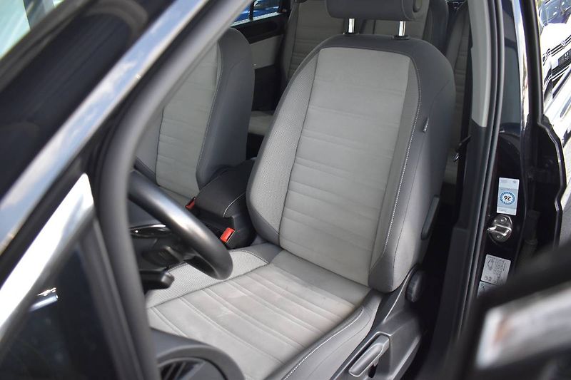 Volkswagen Touran (2022) 1.5TSI 110kW DSG, LED, 7 míst - fotka 7 z 28