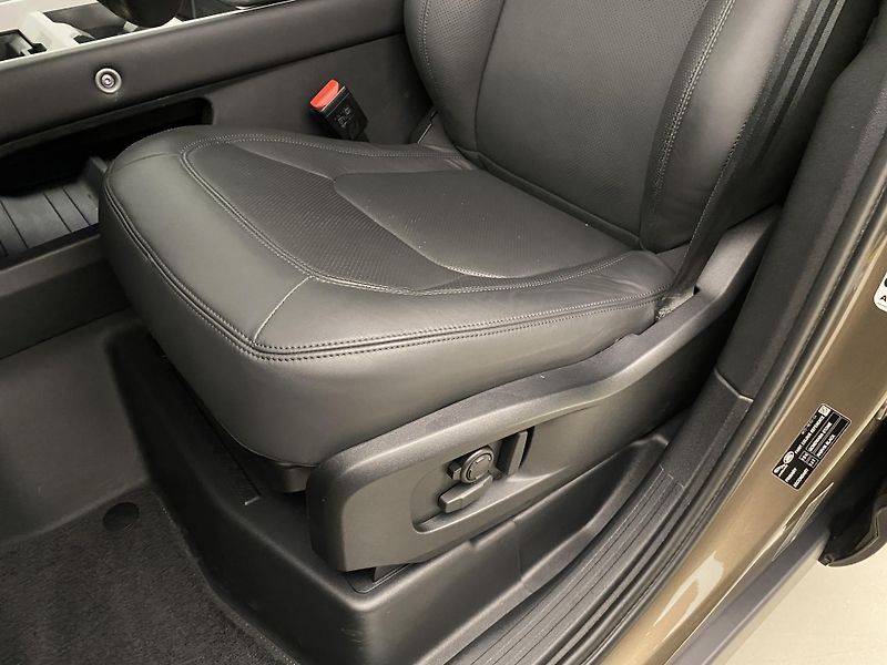 Land Rover Defender D300 X-DYNAMIC HSE AWD AUT CZ - fotka 24 z 53