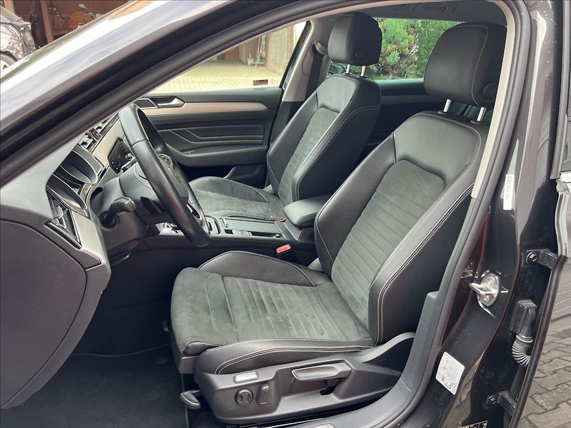 Volkswagen Passat 2,0 TDi DSG ELEGANCE MATRIX - fotka 10 z 36