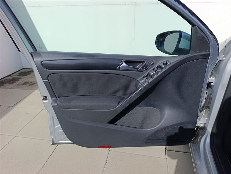 Volkswagen Golf 1,6 TDi Klimatizace Tempomat - fotka 12 z 27