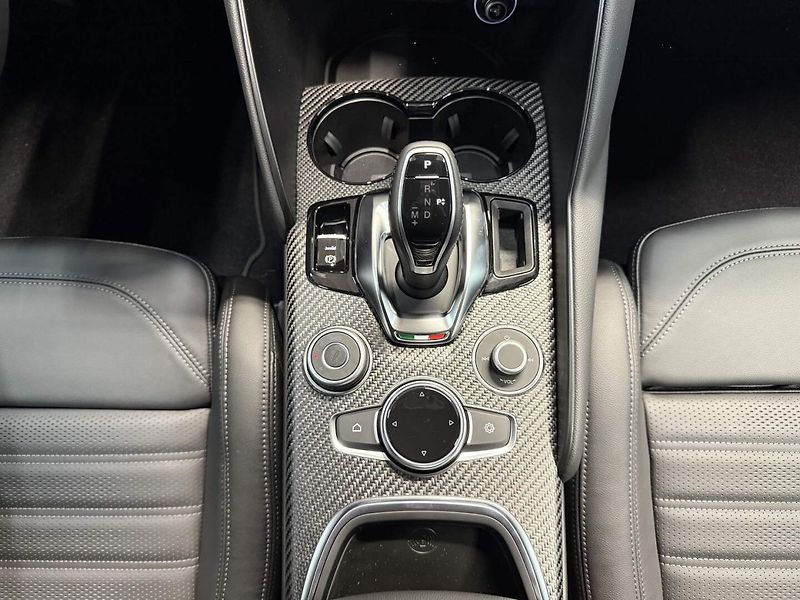 Alfa Romeo Giulia (2026) Quadrifoglio 2.9 V6 BiTurbo 52 - fotka 15 z 26