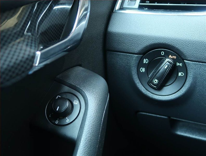 Škoda Octavia (2015) 2.0 TDI, Kůže, Navi, Bi-Xenony - fotka 17 z 19