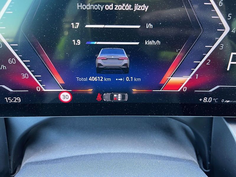 BMW Řada 5 (2024) 550e xDrive 360kW V6 M SPORT - fotka 18 z 21