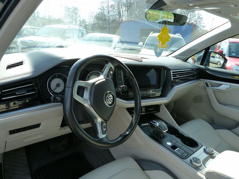 Volkswagen Touareg 3.0 TDI - fotka 10 z 42
