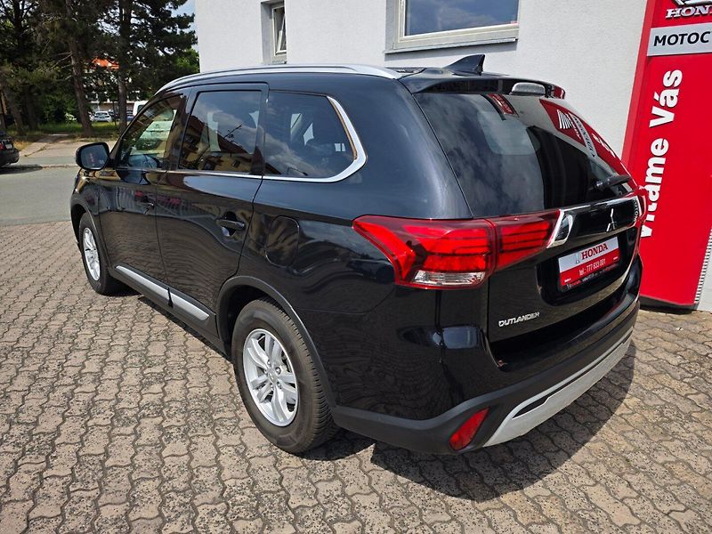 Mitsubishi Outlander (2021) 2.0 Mivec Diamant 2WD Kamera - fotka 4 z 44