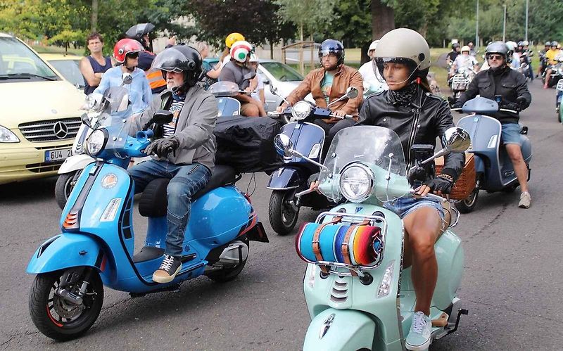 Sraz majitelů italských skútrů Vespa s názvem Vesparáda se v Lovosicích uskutečnil již popáté. Na snímku právě konvoj vyráží na spanilou jízdu.