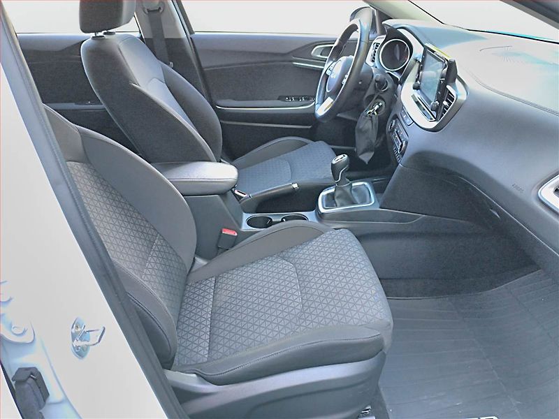 Kia Ceed (2022) 1.5 T-GDI, ČR,1.maj - fotka 9 z 17