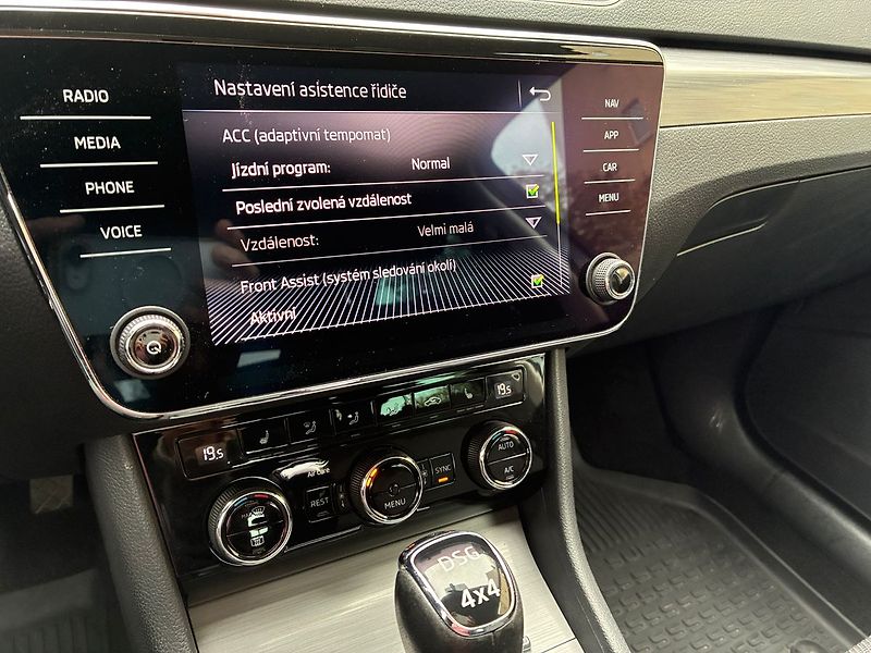 Škoda Superb 2.0 TDI 4x4 STYLE 140 kW DSG - fotka 30 z 40