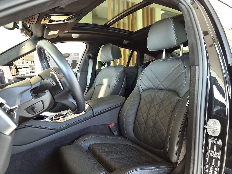 BMW X6 M60i xDrive - fotka 18 z 40