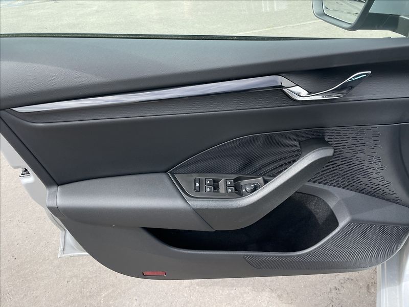 Škoda Octavia 2,0 TDI Combi Ambition Plus KE - fotka 15 z 23