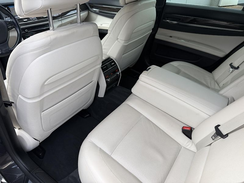 BMW Řada 7 730D koupeno v ČR DPH - fotka 32 z 35