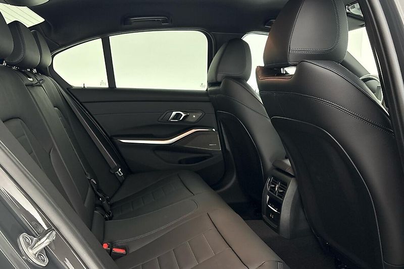 BMW Řada 3 řady 3 | 330d xDrive - fotka 11 z 24