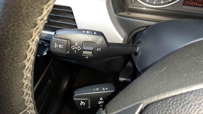 Přední část jakoby byla z většího vozu, než ta zadní. Tuto asymetrii ale BMW dotáhlo do extrému až u některých kusů jedničkové řady.