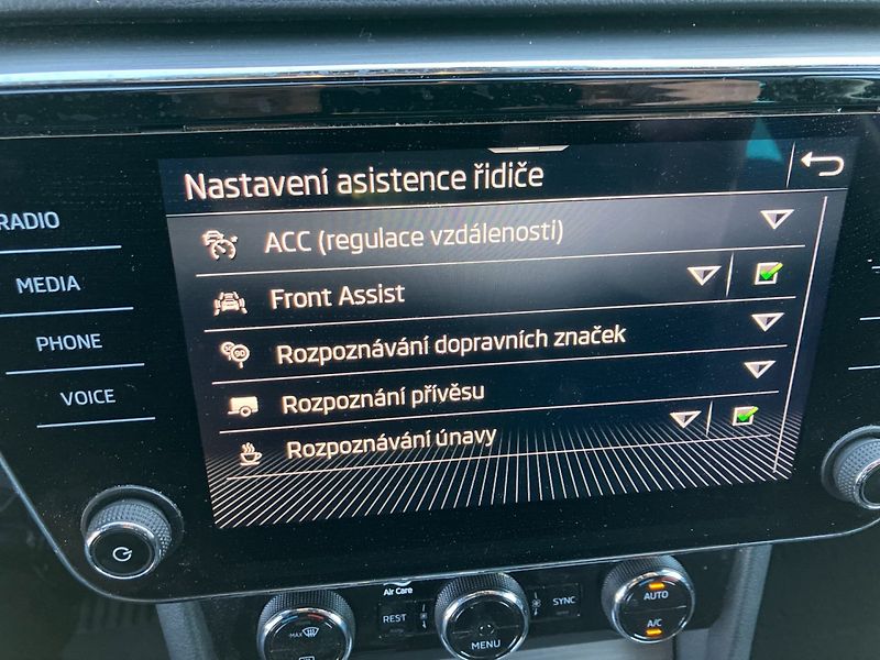 Škoda Superb (2020) IV 1.4PHEV 160 STYLE DSG - fotka 33 z 37