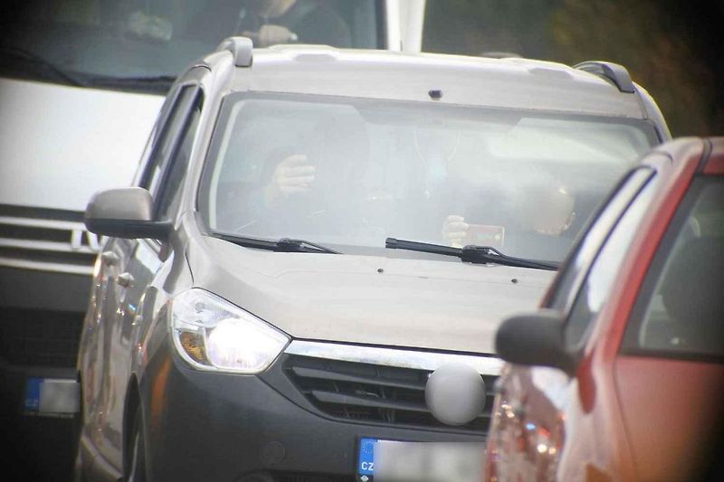 Dopravní policisté a neukáznění řidiči v akci.