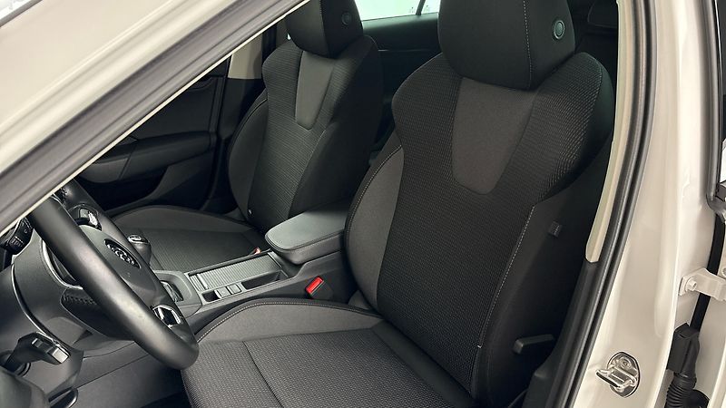 Škoda Octavia 2.0 TDI Ambition Combi - fotka 15 z 24