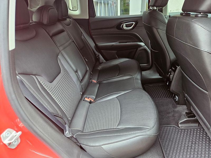 Jeep Compass 1.3 T4 96kw, Limited, 1.maj. - fotka 32 z 35