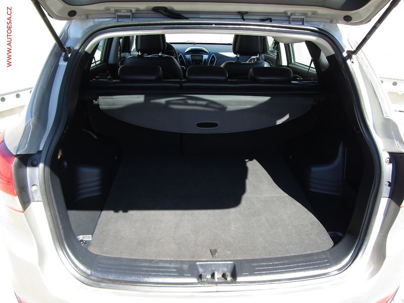 Hyundai ix35 (2011) 1.6 GDi, ČR, AC, TZ, park - fotka 7 z 17
