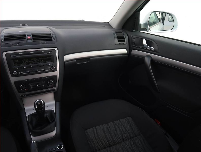 Škoda Octavia (2012) Elegance 2.0 TDI, Tempomat - fotka 8 z 19