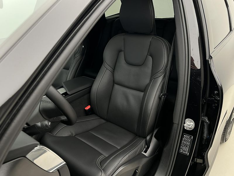 Volvo XC60 B5 AWD PLUS DARK AUT 1.maj. - fotka 19 z 46