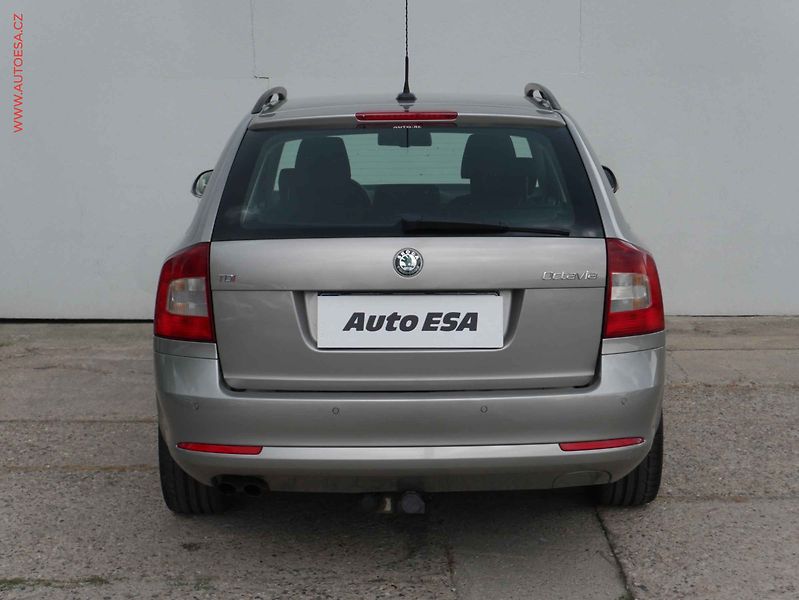 Škoda Octavia (2010) 2.0TDi, AC, tempo, park.čidla - fotka 5 z 15