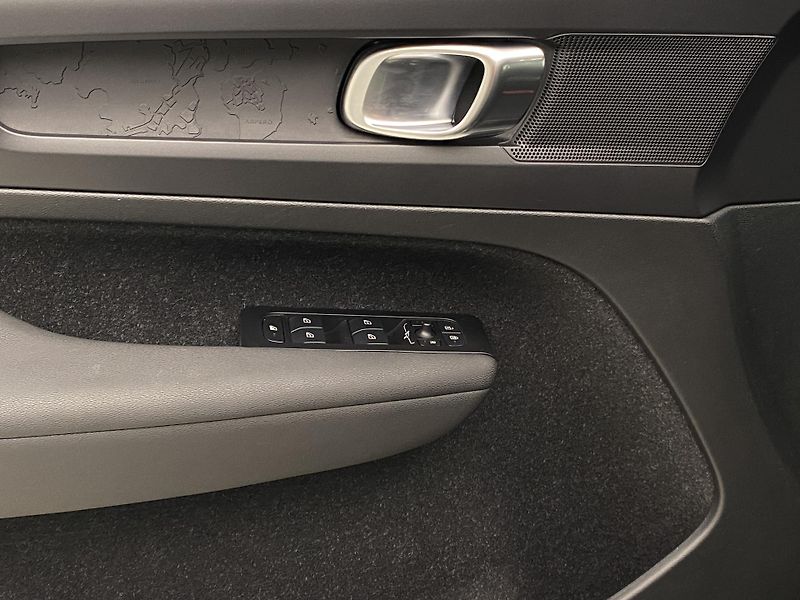 Volvo XC40 T2 KINETIC AUT REZERVACE - fotka 27 z 39