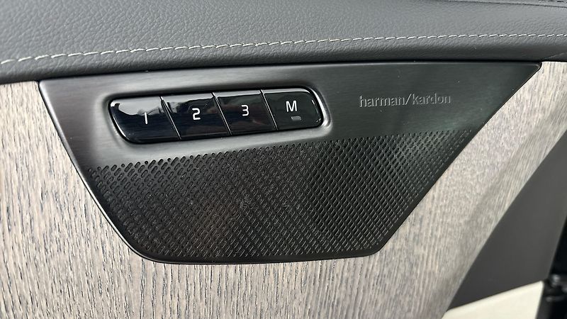 Volvo XC90 2.0 B5 AUT AWD Ultimate Bright - fotka 26 z 36