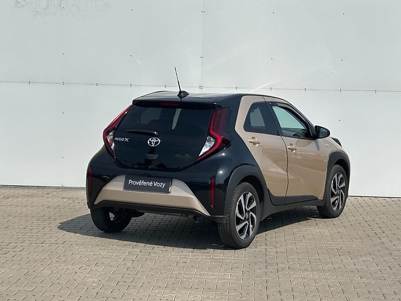 Toyota Aygo 1.0 VVT-i X-play Style AT - fotka 2 z 26
