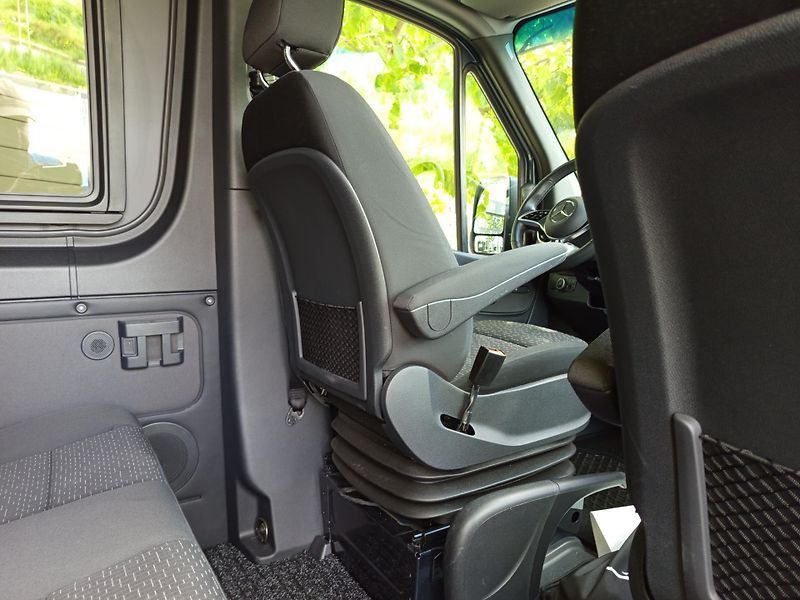 Mercedes-Benz Sprinter (2024) 319 CDI, 4x4, Tourer Select - fotka 26 z 29