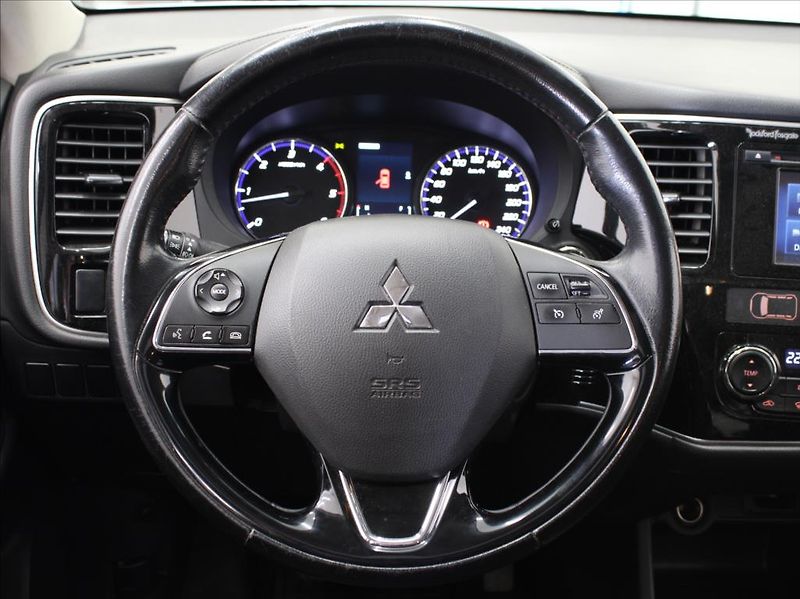 Mitsubishi Outlander 2,3 DI-D 110kW 4x4 7-míst ČR - fotka 9 z 22