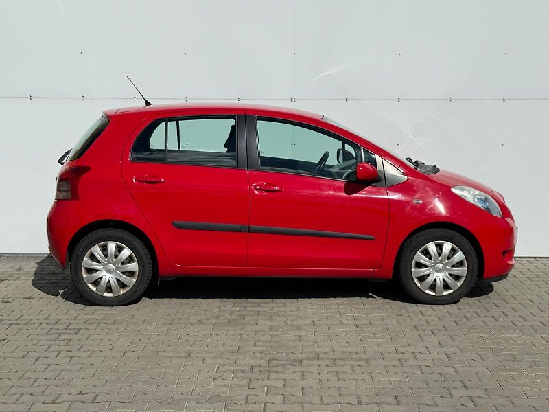 Toyota Yaris 1.3 VVT-i 64kW - fotka 8 z 26