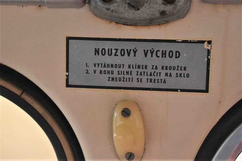 Tomuto autobusu je přesně padesát let. A je zcela původní