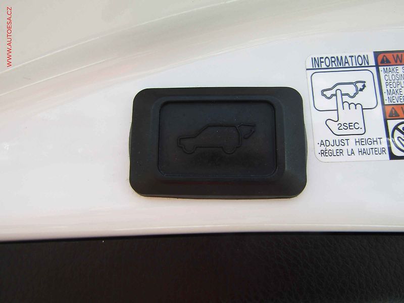 Toyota RAV4 (2016) 2.0 D-4D, TZ, navi, kamera - fotka 19 z 20