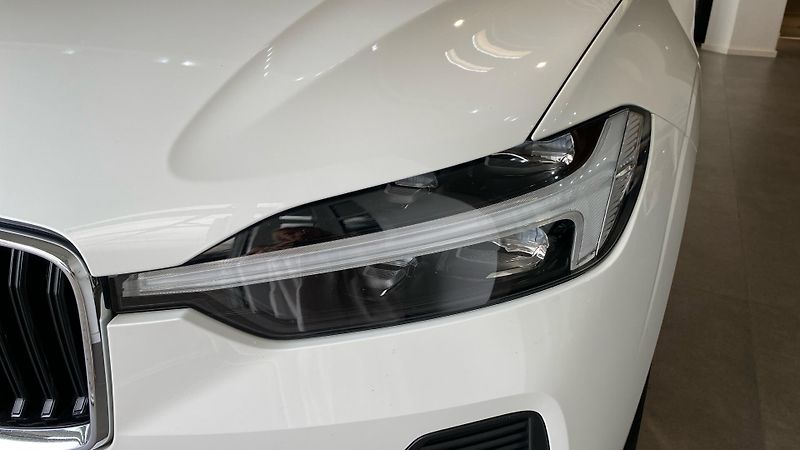 Volvo XC60 CORE, B4 AWD, 145+10 kW / 197+ - fotka 31 z 35