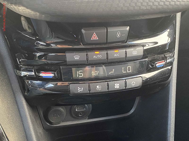 Peugeot 2008 (2016) 1.2PT, Allure, AT, navi - fotka 14 z 15