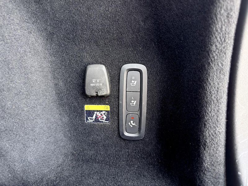 Volvo V60 CC D4 AWD // B&W // REZERVACE - fotka 17 z 44