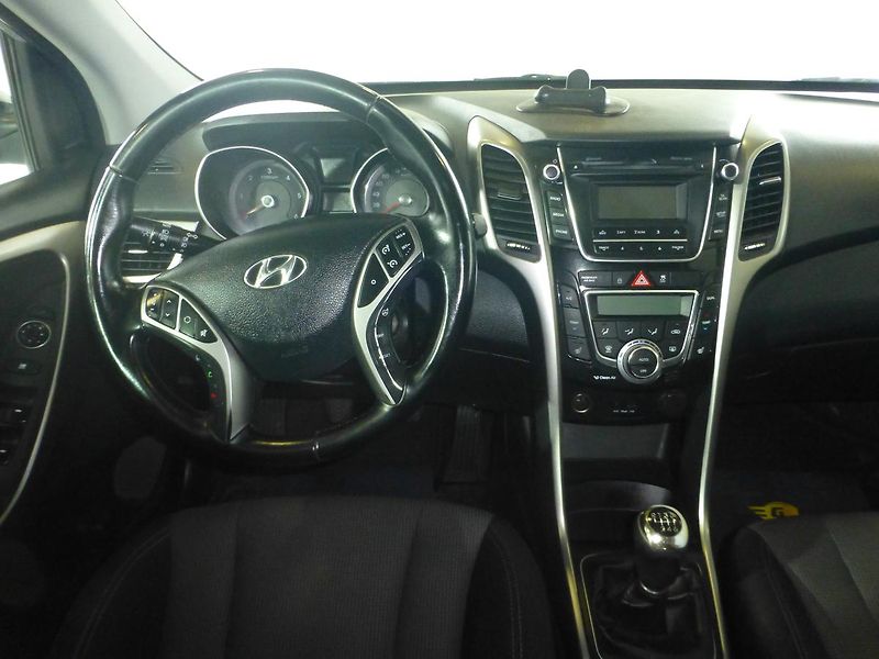 Hyundai i30 (2013) 1,6CRDI*ALU**VYHŘ.SED***KAMERA - fotka 16 z 25