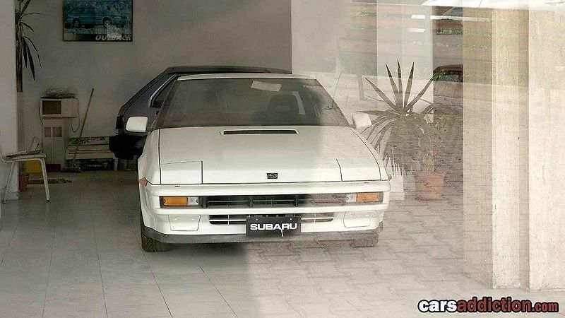 Vozy stojí uvnitř showroomu již přes 25 let.