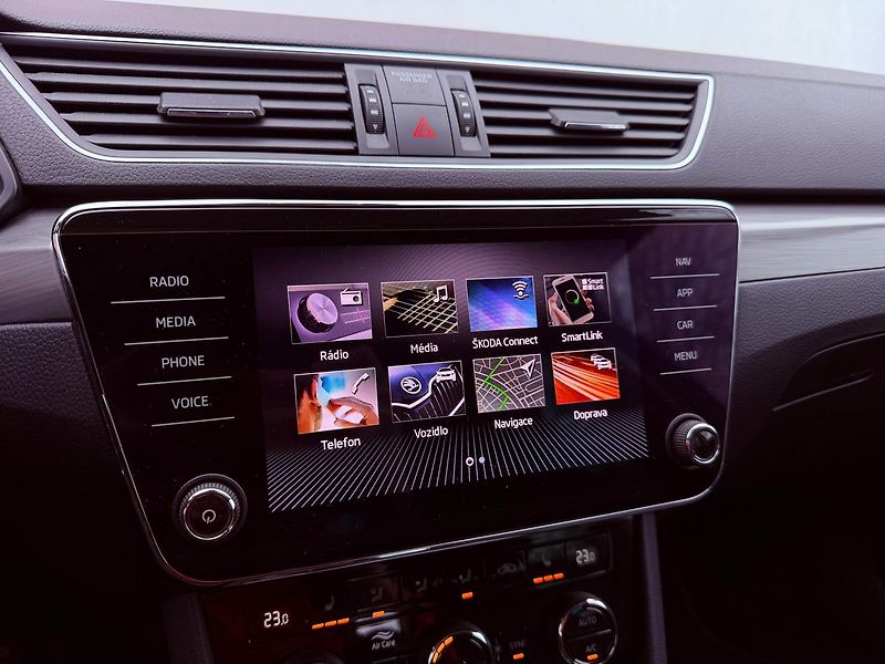 Škoda Superb 2.0 TDi DSG Style, Keyless - fotka 20 z 30