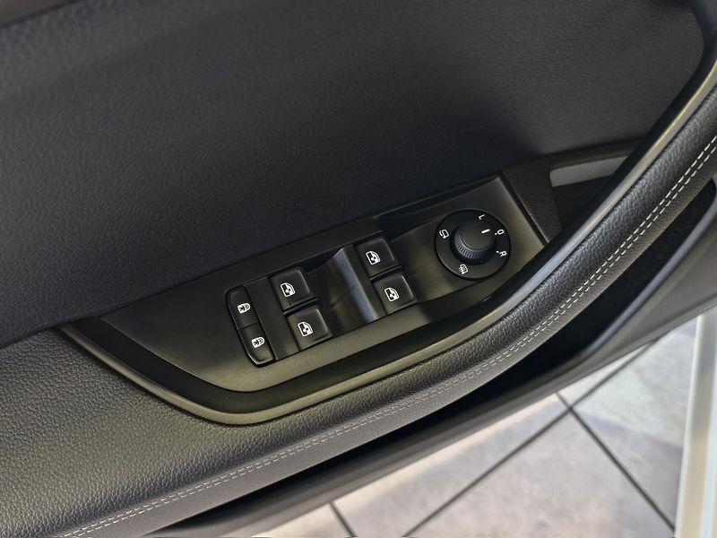 Škoda Superb 2.0 TDi DSG STYLE, ACC, KAMERA - fotka 21 z 25