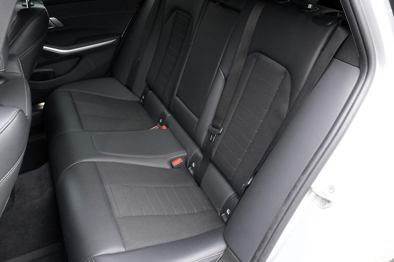 BMW Řada 3 330e xDrive, ACC, Tažné - fotka 34 z 39