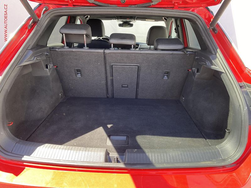 Volkswagen T-Roc (2019) 1.5 TSi, R-Line, LED, panor - fotka 7 z 18