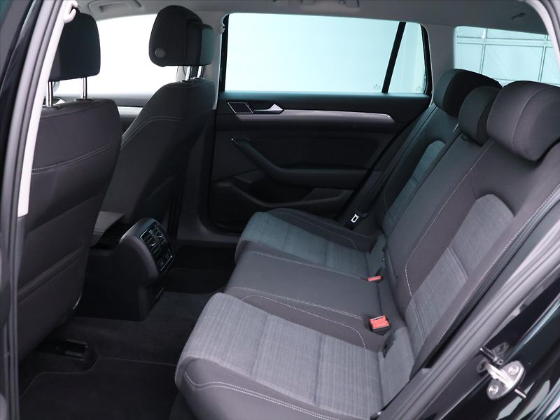 Volkswagen Passat 2,0 TDI 110kW DSG Matrix DPH - fotka 16 z 39