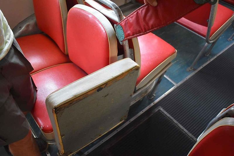 Tomuto autobusu je přesně padesát let. A je zcela původní