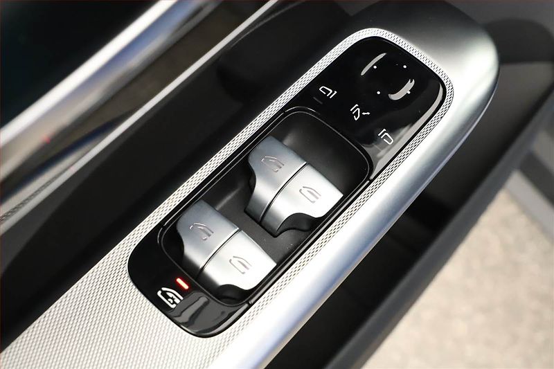 Mercedes-Benz GLC (2025) 220 d 4MATIC, AMG Line - fotka 14 z 22